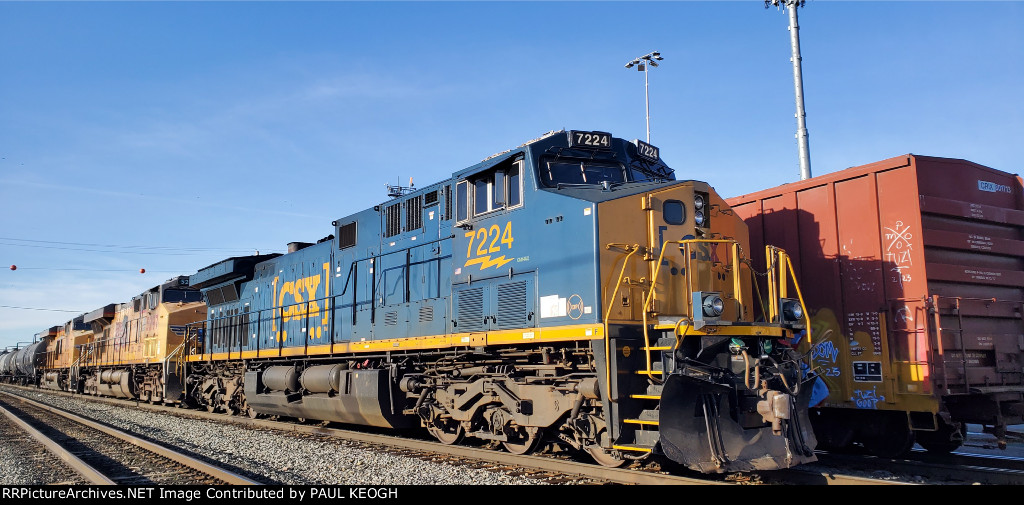 CSX 7224 Up Close with UP 5297 Behind Her